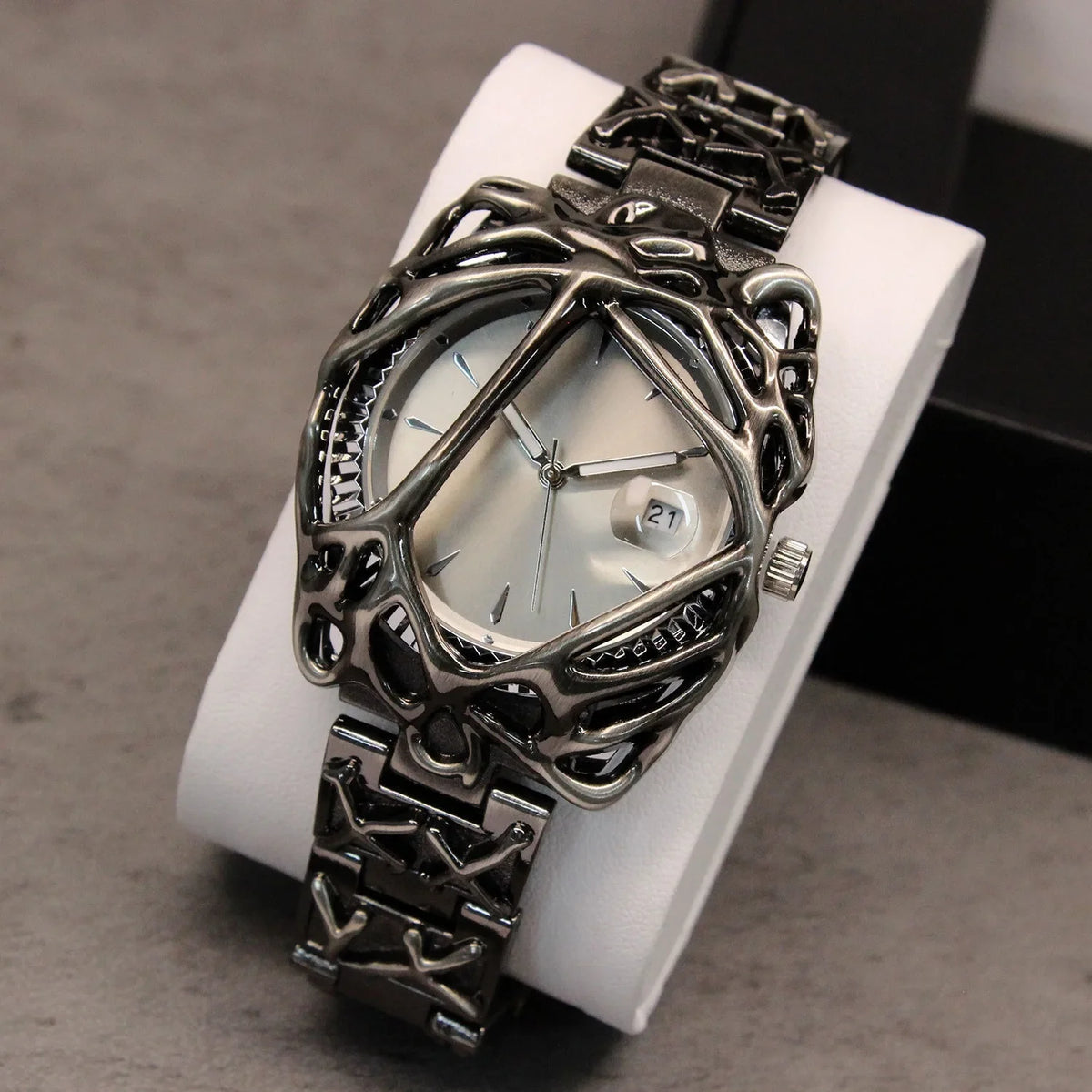 Green Devil Punk Eye Y2K Quartz Watch Men Alabaster Industries Carving Demon Claw Men Watch Unique Creative Men Medieval Clock